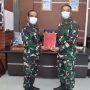 Laksma Teguh Isgunanto ( kiri) bersama Laksma Dafid Santoso seusai pembacaan memorandum