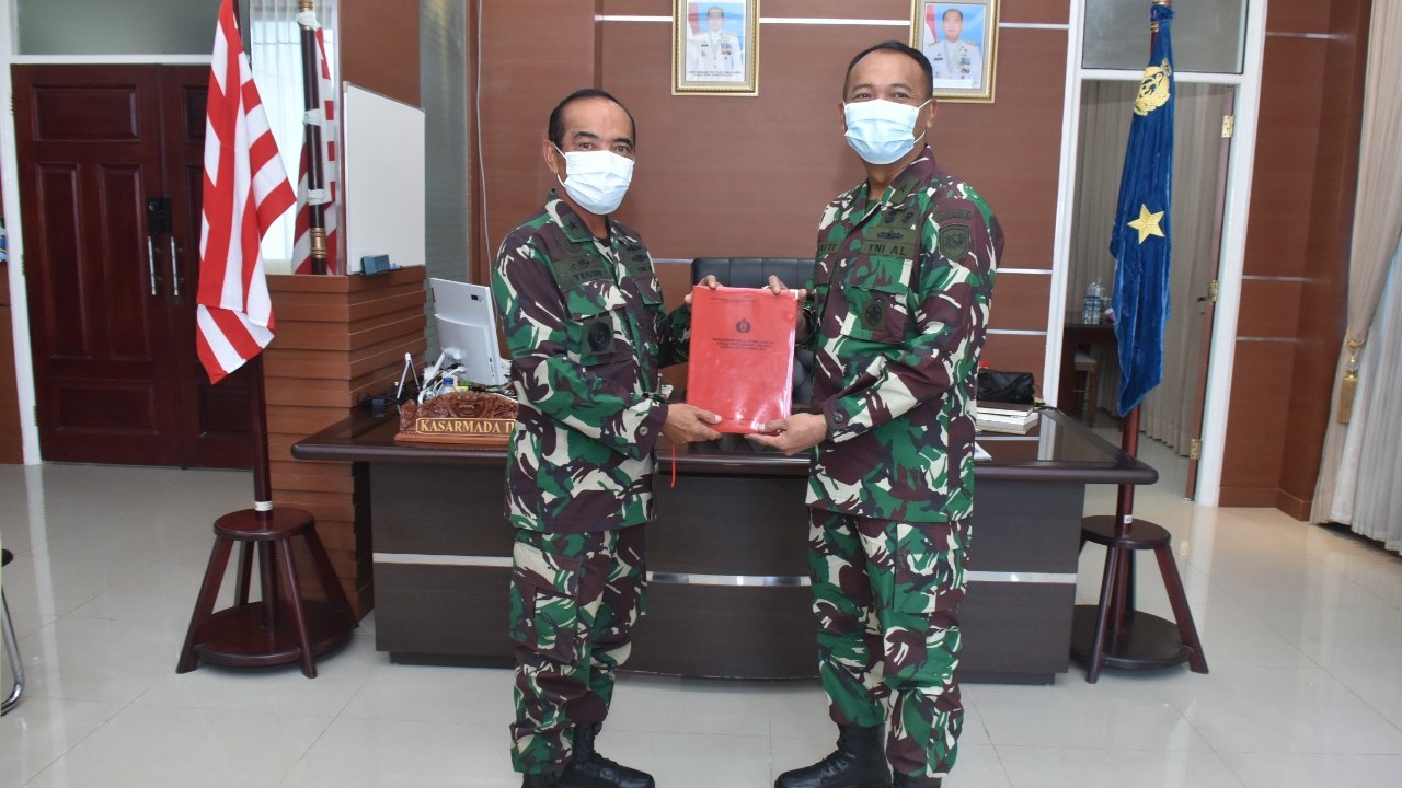 Laksma Teguh Isgunanto ( kiri) bersama Laksma Dafid Santoso seusai pembacaan memorandum