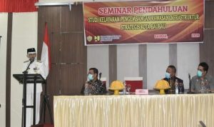 Wali kota Baubau Dr. H. AS Tamrin, MH., saat menggelar seminar pendahuluan penyusunan dokumen studi kelayakan pengembangan kawasan infrastruktur strategis Kota Baubau