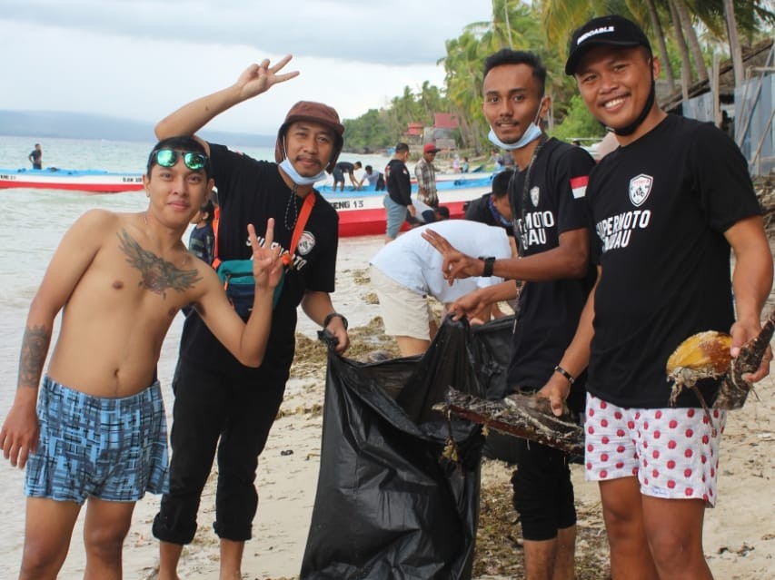 komunitas Super Moto Baubau (SMOB) melaksanakan kegiatan bakti sosial di pantai Lakeba, kelurahan Sulaa, kecamatan Betoambari