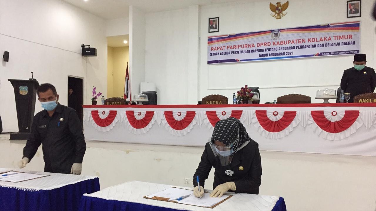 Suhaemi Nasir Bersama Pj Bupati Koltim Saat Menandatangani ABPD Tahun Anggaran 2021