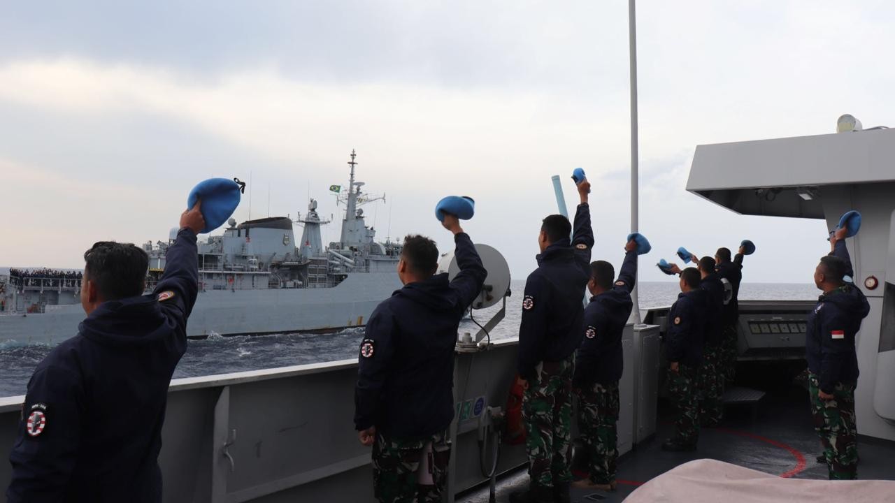 Prajurit KRI Sultan Hasanuddin saat melepas BRS Independencia di Lebanon