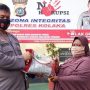 Foto penyerahan bantuan oleh jajaran kapolsek kolaka