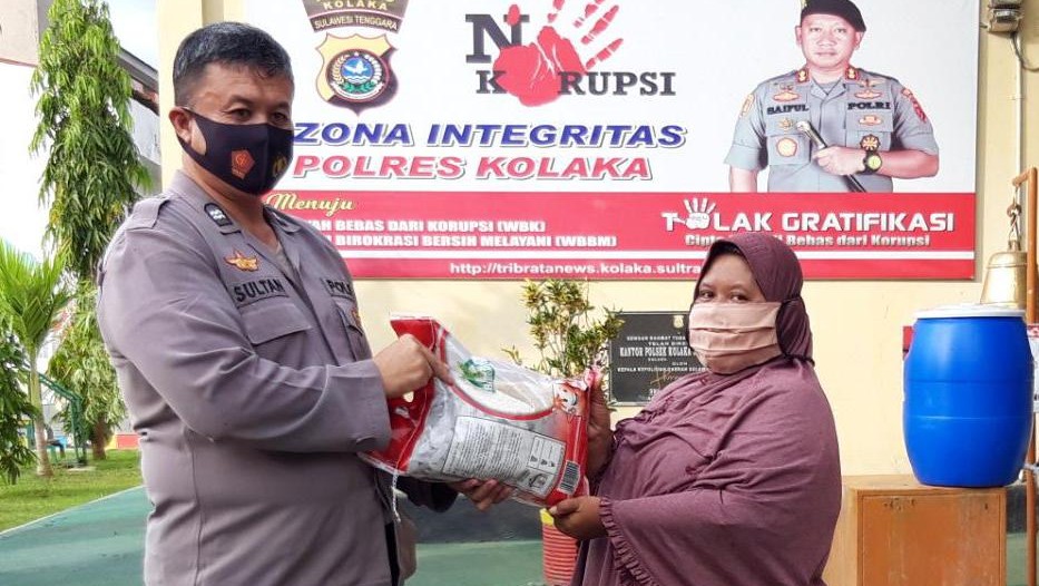 Foto penyerahan bantuan oleh jajaran kapolsek kolaka