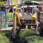 Antisipasi Banjir, Dinas PUPR Kolaka Bersihkan Drainase