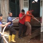 Pasca Banjir Bandang, Bupati Kolut Bersama Warga Bersihkan Sisa Lumpur