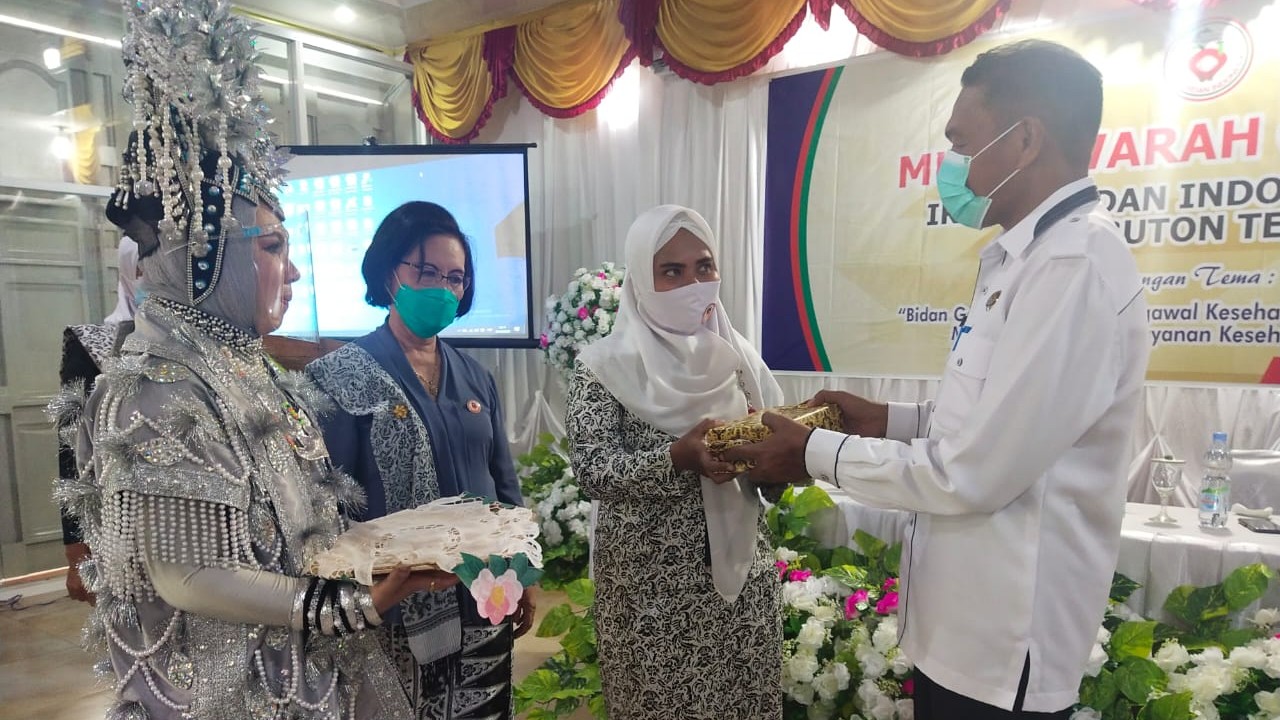 pemberian penghargaan ( Reward ) kepada bidan teladan yang telah menjalankan tugas dengan baik selama 4 tahun belakangan ini di hotel Vindi Lakudo