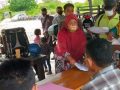 Sejumlah petugas kebersihan Desa Posalu mendatangi kantor Kepolisian Resort (Polres) Wakatobi. Mereka melaporkan Kepala Desanya