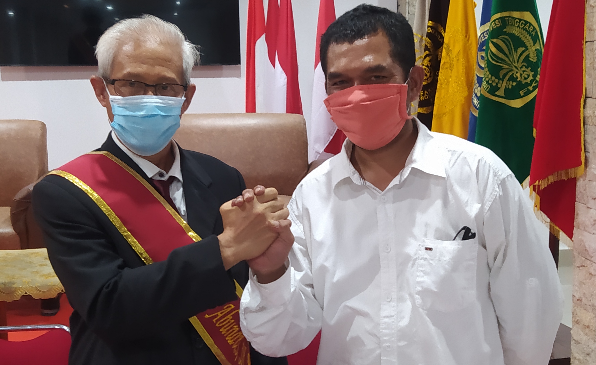 Raih Gelar Magister Hukum, Wagub Sultra Bercita - cita jadi Pengacara