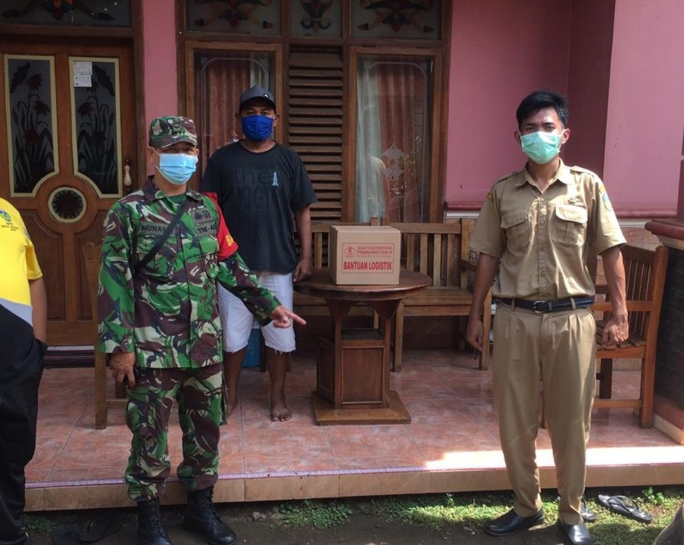 Serda Munasir Dampingi Penyaluran Paket Sembako untuk Warga Isolasi Mandiri
