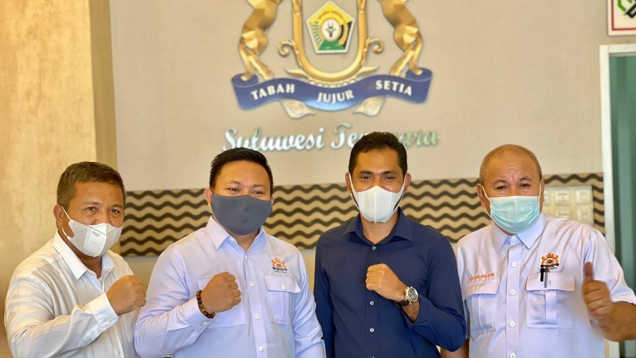 Muh. Fajar Hasan (kedua dari kanan) )