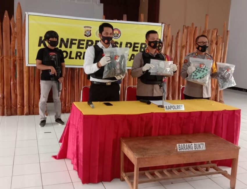 Kapolres Baubau AKBP Rio Tangkari bersama Kasat Reskrim Polres Baubau Akp Reda Irfanda saat menggelar rilis kasus