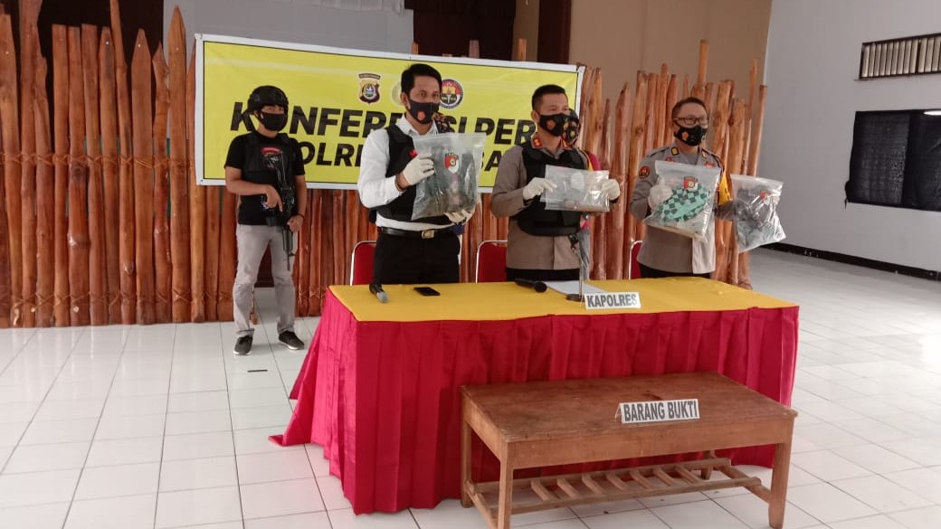 Kapolres Baubau AKBP Rio Tangkari bersama Kasat Reskrim Polres Baubau Akp Reda Irfanda saat menggelar rilis kasus