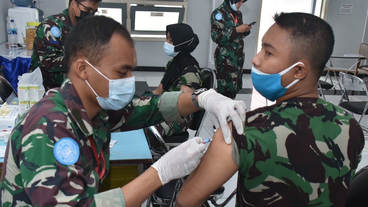 Penyuntikan vaksin untuk satgas MTF UNIFIL