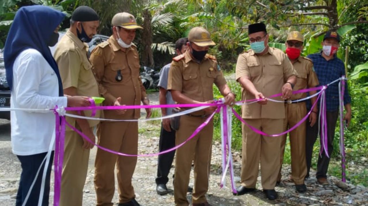 Pengguntingan Pita Oleh Kadis Sosial Kolut, H. Zainal Ahmad, SE didampingi Kabid Linjamsos Munawar Halil dan Camat Lambai, Nuhklis Bahtiar serta para Kades dan tokoh masyarakat