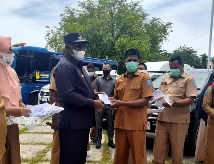 Penyerahan randis oleh Bupati Buteng secara simbolis kepada tenaga kesehatan