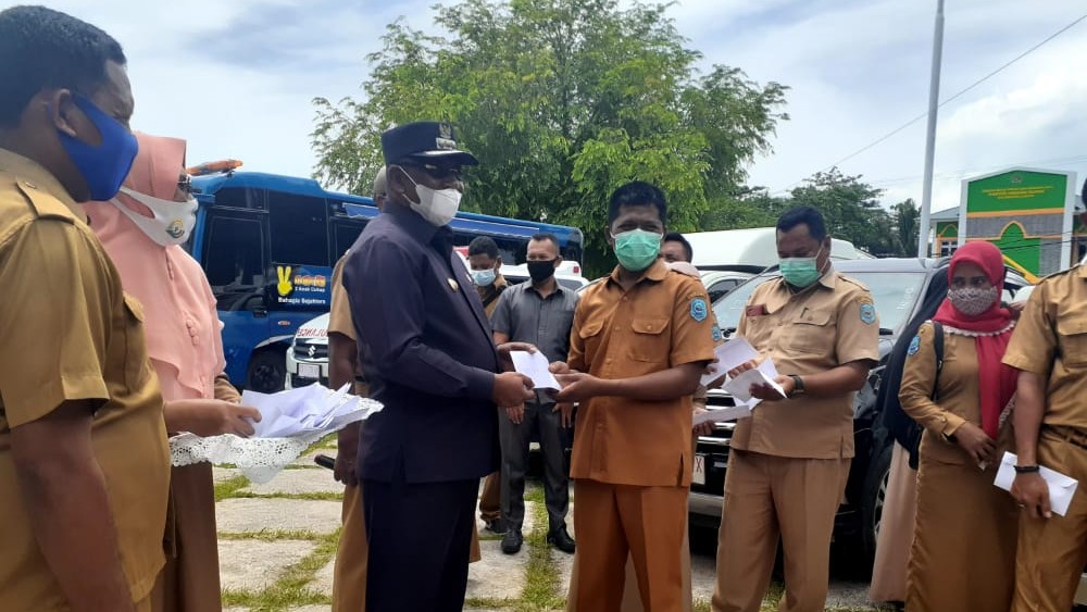 Penyerahan randis oleh Bupati Buteng secara simbolis kepada tenaga kesehatan