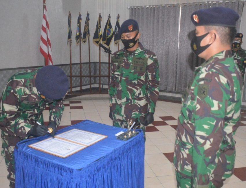 Komandan Satuan Kapal Bantu (Satban) Koarmada II Kolonel Laut (P) Budi Santosa, S.E. menerima penyerahan jabatan Komandan KRI Sungai Gerong-906 dari Mayor Laut (P) Harun Al Rasyid