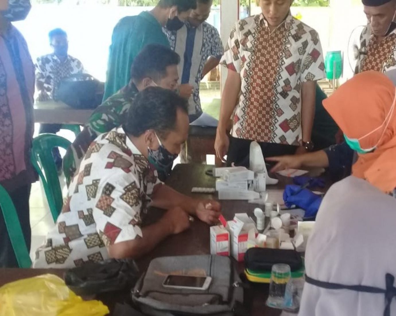 Babinsa Lakukan Pendampingan Posbindu PTM bagi Perangkat Desa dan Masyarakat