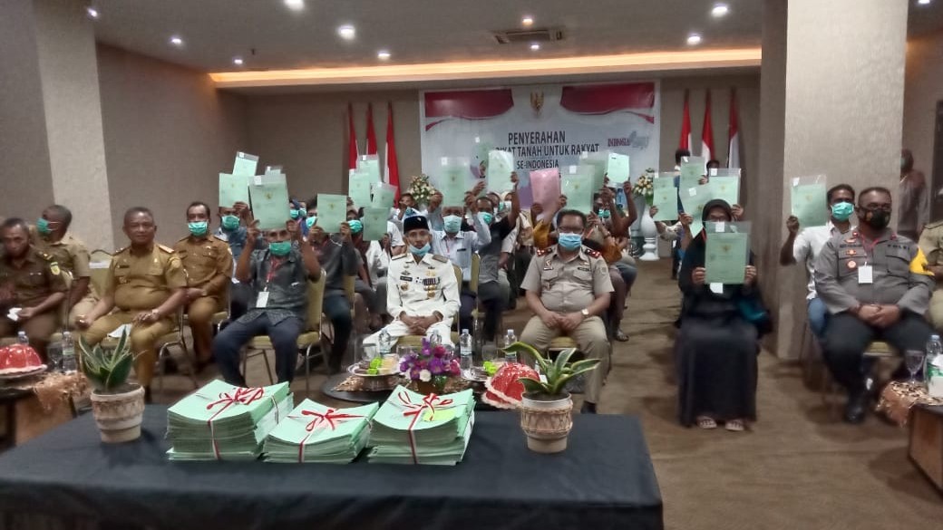 Suasana penyerahan sertifikat tanah untuk rakyat se Indonesia secara virtual di BPN Baubau