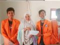 HMJ Pendidikan Bahasa Inggris UHO saat memberikan bntuan kepada ibu desa Batuganda