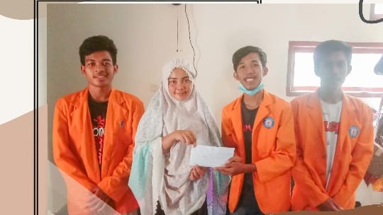 HMJ Pendidikan Bahasa Inggris UHO saat memberikan bntuan kepada ibu desa Batuganda
