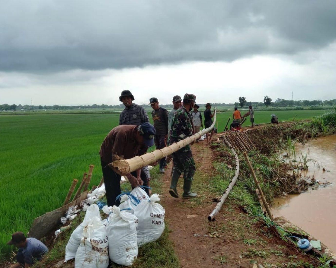 Antisipasi Bahaya Banjir dan Longsor Babinsa Bersama Warga Kompak Perbaiki Tanggul&nbsp;&nbsp;