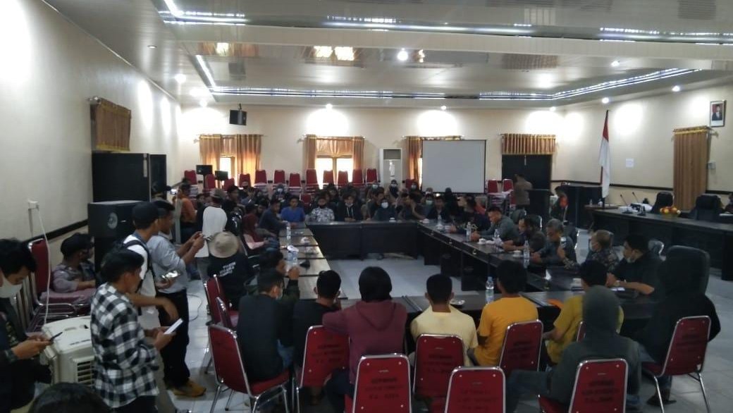 Massa aksi yang diterima di ruang rapat DPRD Konkep