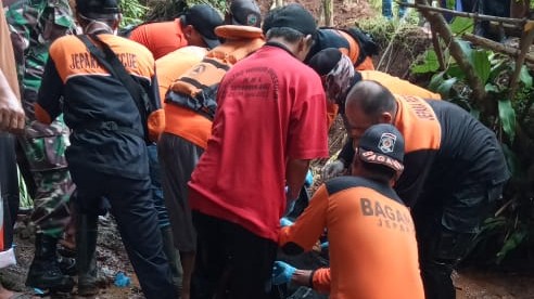 Tim SAR gabungan mengevakuasi warga yang dikabarkan hilang