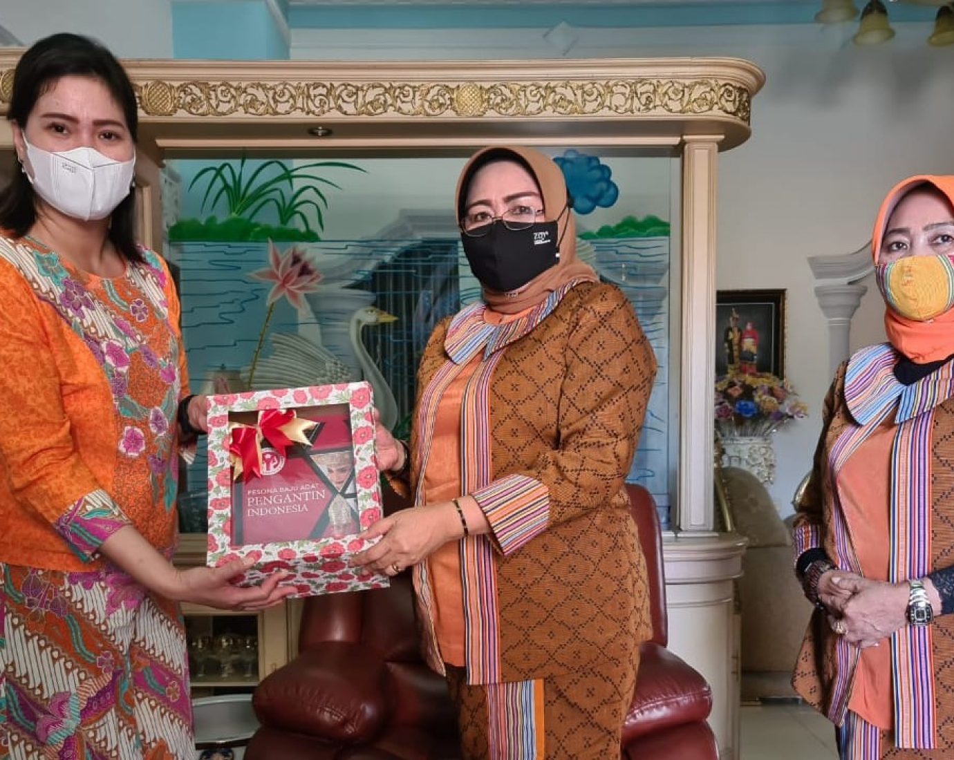 Bhayangkari Baubau Salurkan Buku &ldquo;Pesona Baju Adat Pengantin Indonesia&rdquo;