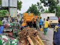 Prajurit koramil Mayong bersihkan tumpukan sampah