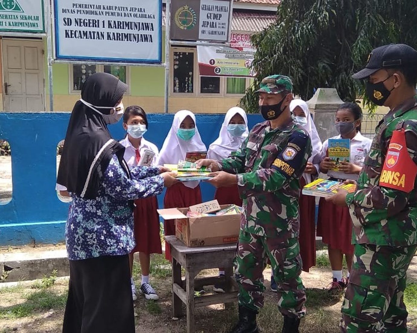 Babinsa dan Pos TNI Angkatan Laut Karimunjawa Serahkan Bantuan Buku Kepada Siswa