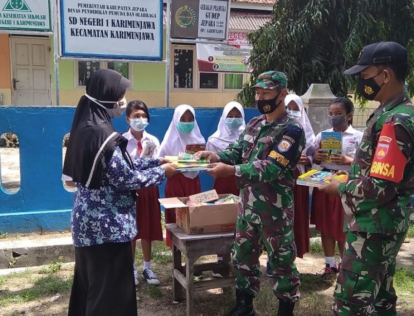 Babinsa dan Pos TNI Angkatan Laut Karimunjawa Serahkan Bantuan Buku Kepada Siswa
