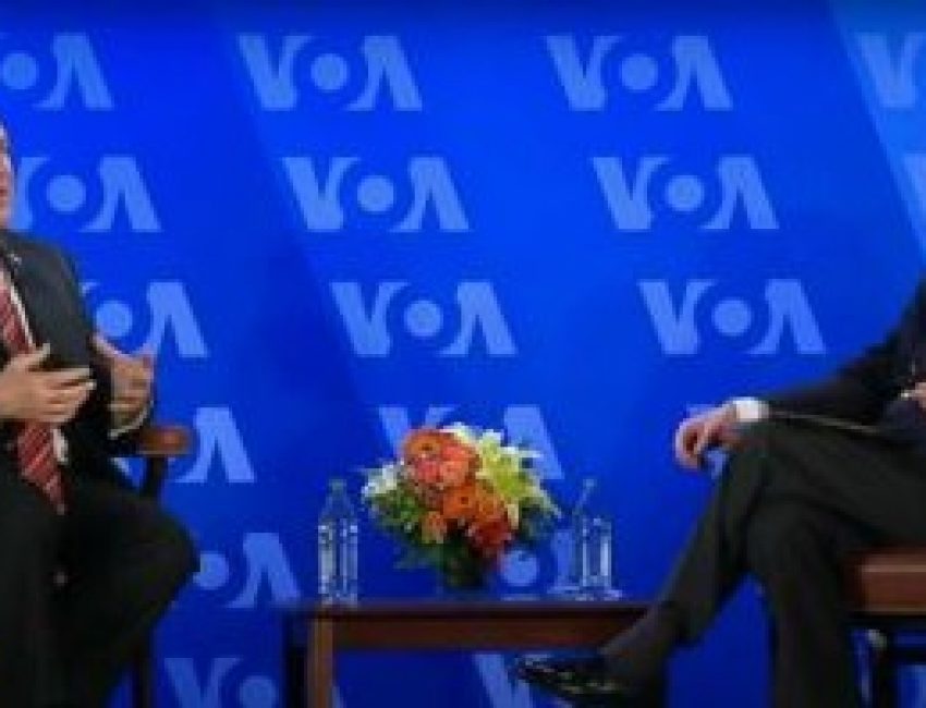Menteri Luar Negeri AS Mike Pompeo dan Direktur VOA Robert Reilly di kantor pusat Voice of America, Washington, Senin, 11 Januari 2021