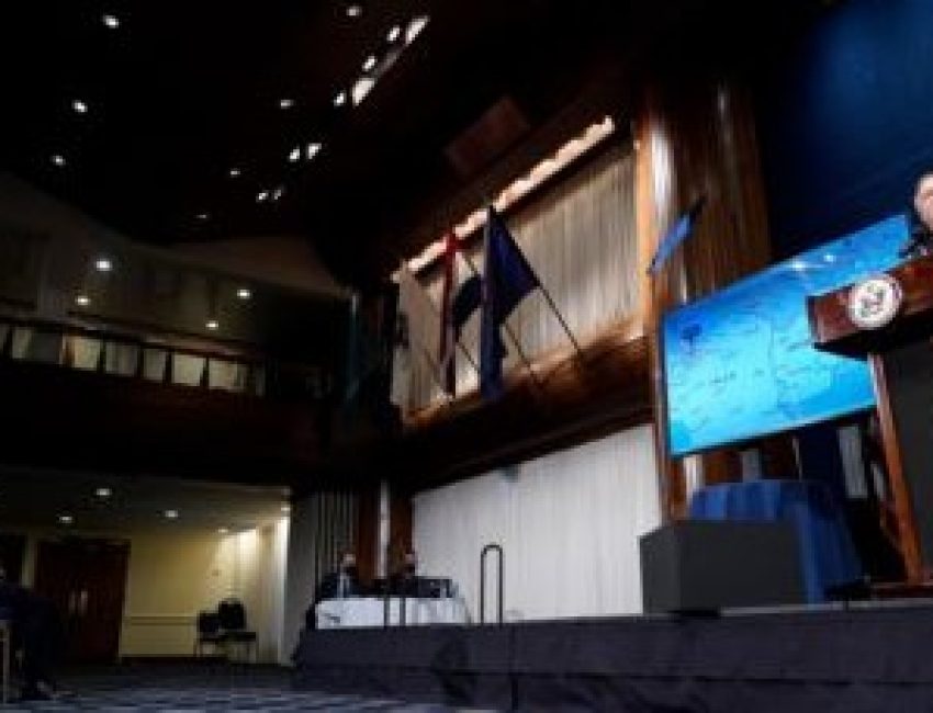 Menteri Luar Negeri AS Mike Pompeo berbicara di National Press Club di Washington, 12 Januari 2021.