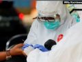 Petugas kesehatan yang mengenakan alat pelindung mengambil sampel darah untuk menguji seorang pria terhadap virus corona (COVID-19) di Bogor, Jawa Barat, 7 April 2020. (Foto: Reuters/Willy Kurniawan)