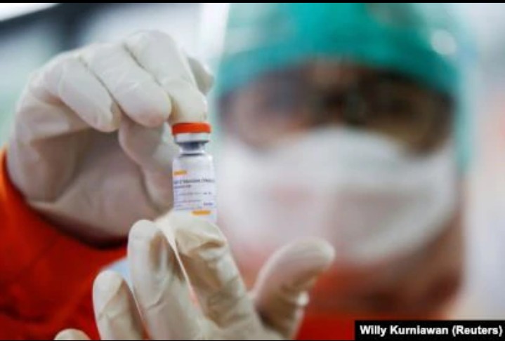 Seorang pekerja medis memegang satu dosis vaksin Sinovac di fasilitas kesehatan kabupaten saat Indonesia memulai vaksinasi massal untuk Covid-19, dimulai dengan petugas kesehatannya, di Jakarta, 14 Januari 2021. (Foto: REUTERS/Willy Kurniawan)