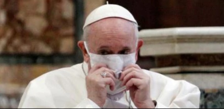 Paus Fransiskus yang memakai masker wajah menghadiri kebaktian doa antaragama untuk perdamaian bersama dengan perwakilan agama lainnya di Basilika Santa Maria di Aracoeli, sebuah gereja di atas Bukit Capitoline Roma, di Roma, Italia, 20 Oktober 2021. (Foto: Reuters/Guglielmo M