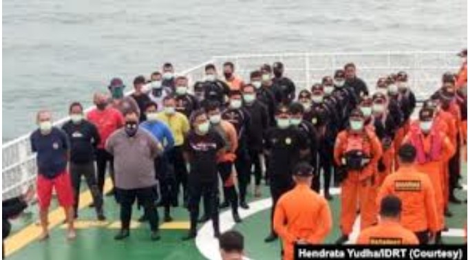 Badan SAR Nasional (Basarnas) di atas kapal ketika akan melakukan evakuasi korban pesawat Sriwijaya Air. (Foto: Courtesy/Hendrata Yudha/IDRT)