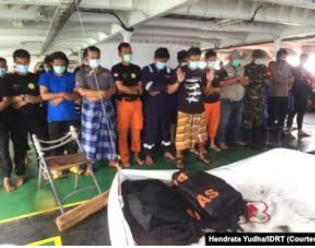 Sholat jenazah korban pesawat Sriwijaya Air. (Foto: Courtesy)