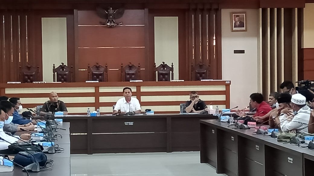 Pertemuan antara LKPD Sultra dan Komisi III DPRD Sultra terkait polemik tambang PT REI
