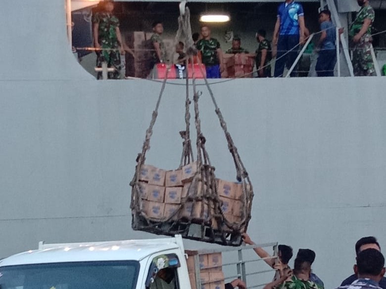 Tiba di Mamuju KRI dr. Soeharso langsung turunkan bantuan