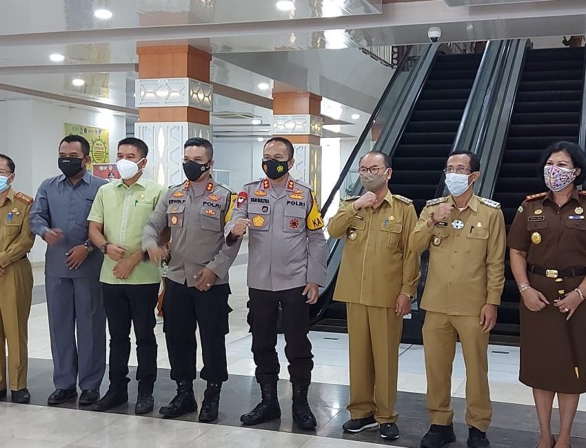 Kapolda Sultra, Irjen Pol Yan Sultra foto bersama Bupati, Wakil Bupati Konsel beserta pimpinan Forkopimda usai melaksanakan kunjungan kerja