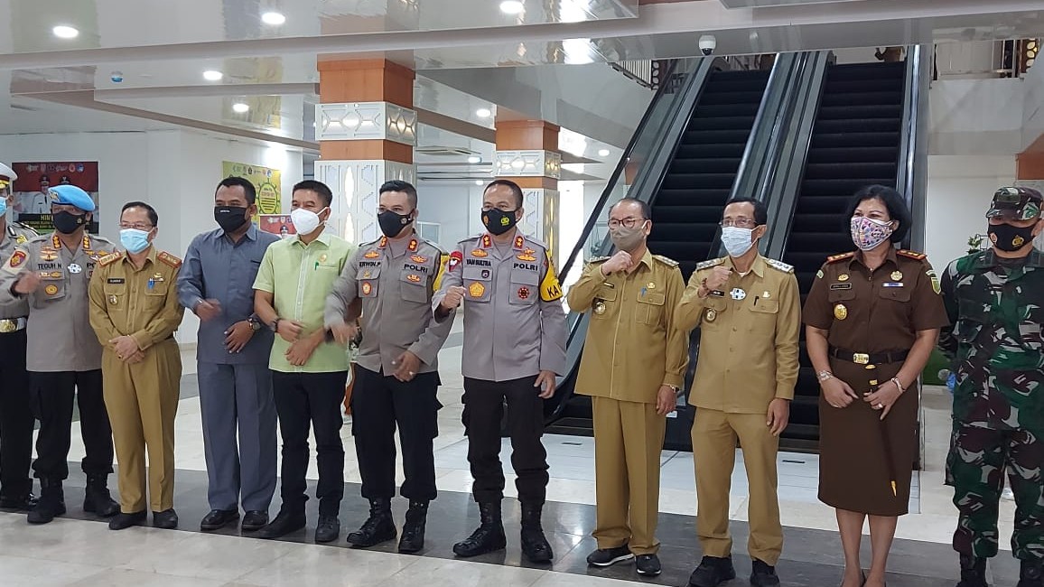 Kapolda Sultra, Irjen Pol Yan Sultra foto bersama Bupati, Wakil Bupati Konsel beserta pimpinan Forkopimda usai melaksanakan kunjungan kerja