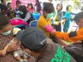 Tim SAR Disaster Management Center (DMC) Dompet Dhuafa saat memberikan layanan kesehatan