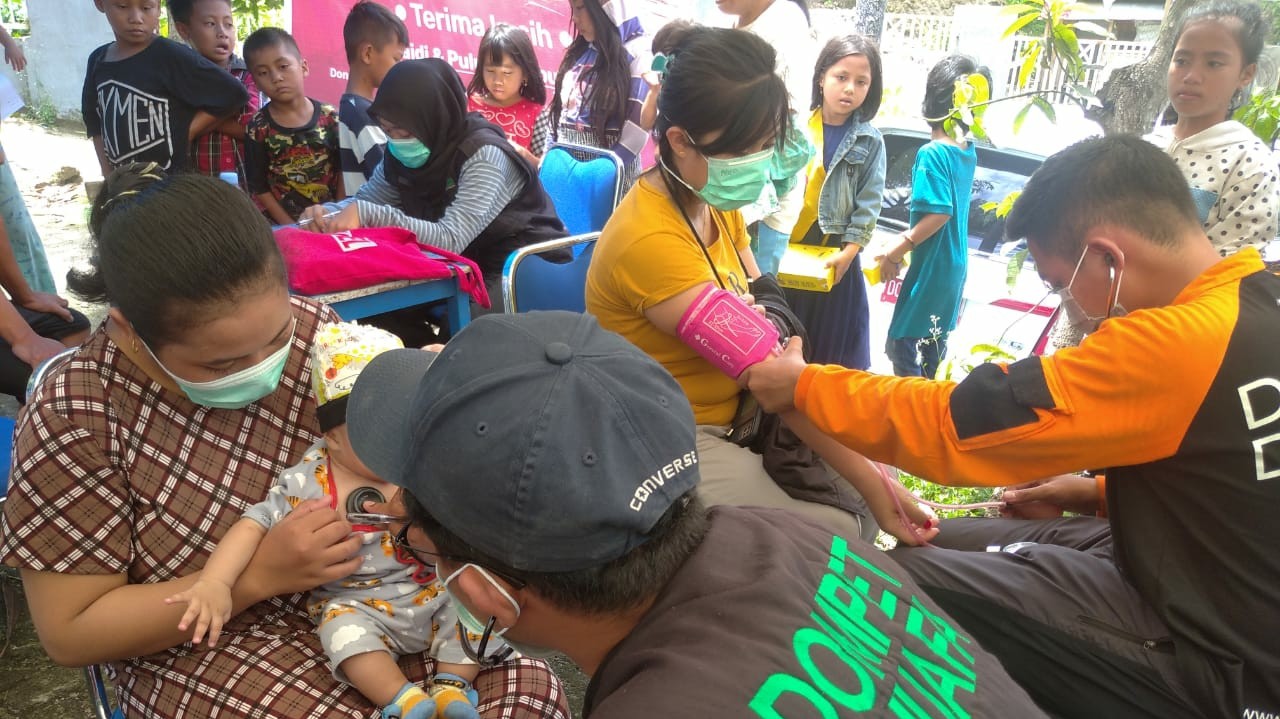 Tim SAR Disaster Management Center (DMC) Dompet Dhuafa saat memberikan layanan kesehatan