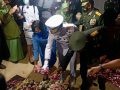 Pangkoarmada II beserta istri tabur bunga di makam Jenderal ( purn) Wismoyo Arismunandar