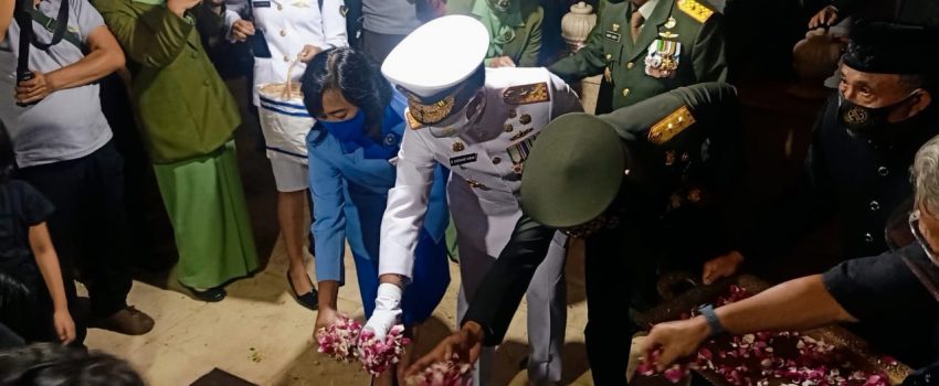 Pangkoarmada II Wakili Kepala Staf Angkatan Laut Hadiri Pemakaman Jenderal TNI (Purn) Wismoyo Arismunandar
