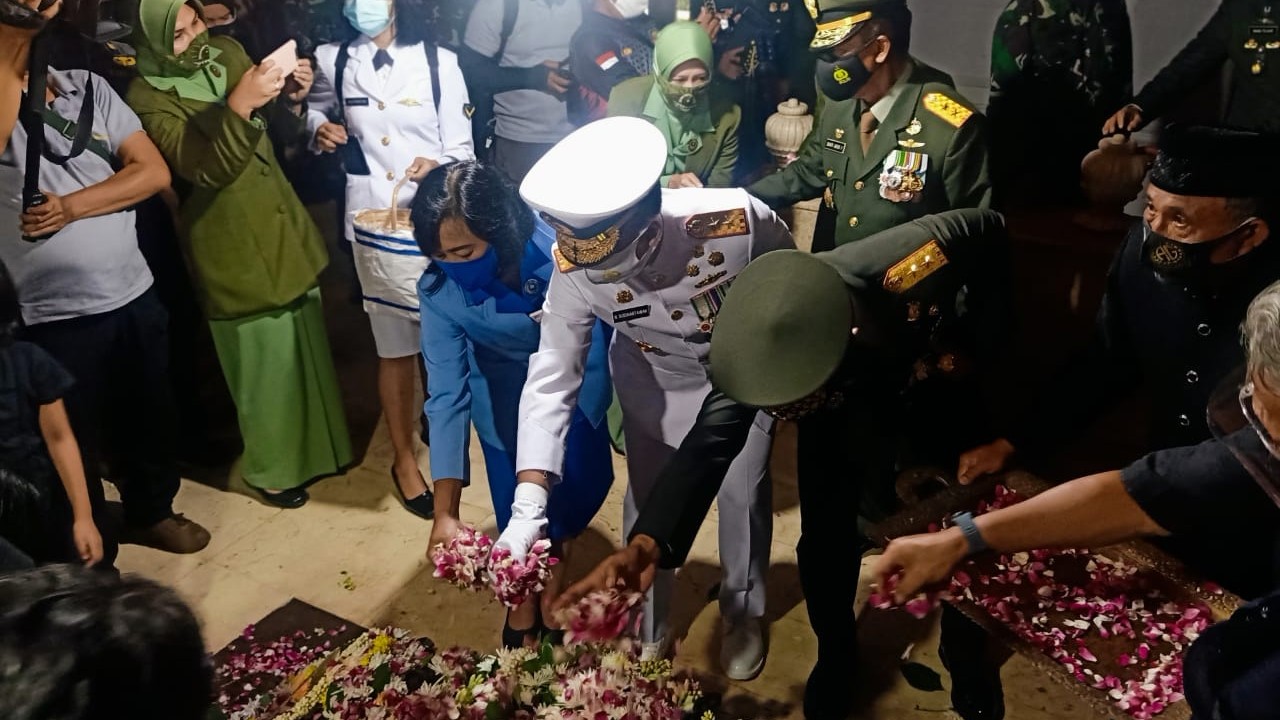 Pangkoarmada II beserta istri tabur bunga di makam Jenderal ( purn) Wismoyo Arismunandar