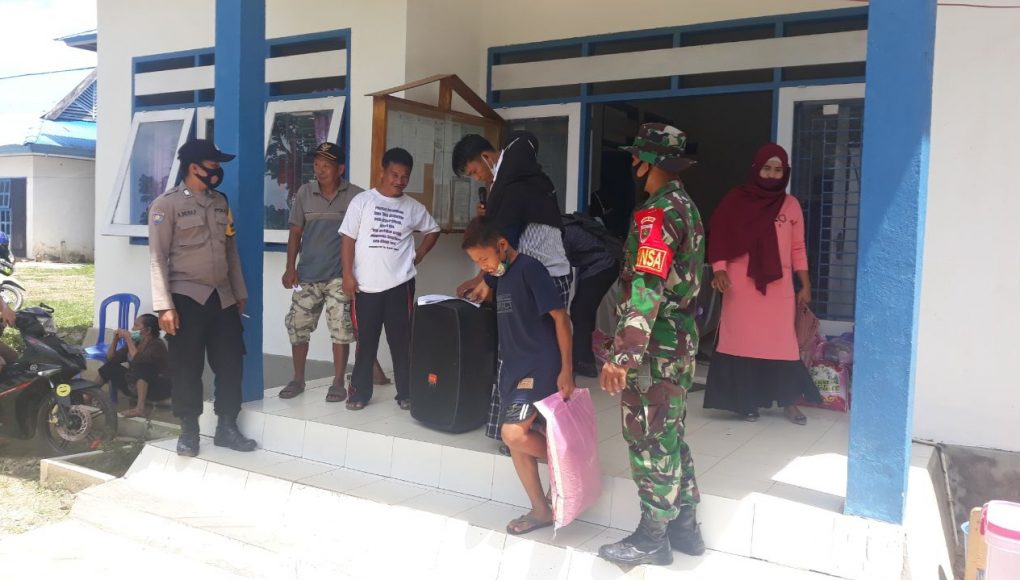 Babinsa Rumbia Bersama Baznas Salurkan Zakat dan Gelar Komsos